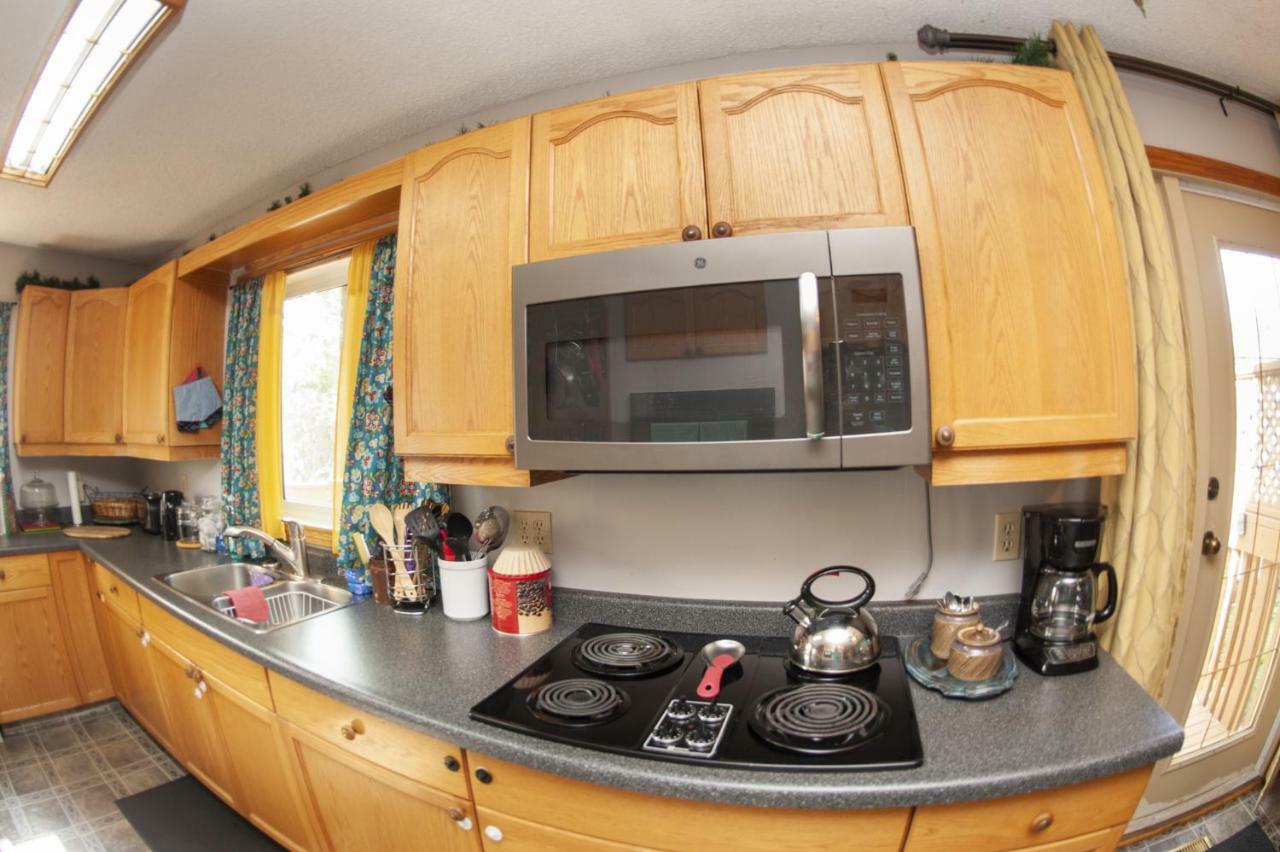Tiga Bed And Breakfast Yellowknife Esterno foto