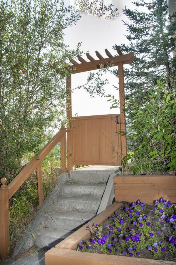 Tiga Bed And Breakfast Yellowknife Esterno foto